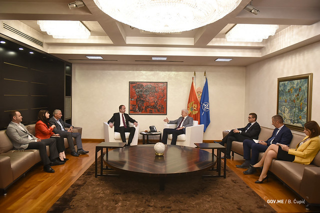 This image has an empty alt attribute; its file name is Nik-Gjeloshaj-dhe-kryeministri-Markoviq-3.jpg